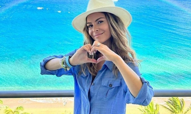 Μαρία Μενούνος: Απαθανατίζει τον σύζυγό της με την νεογέννητη κόρη τους στο σαλόνι του σπιτιού τους