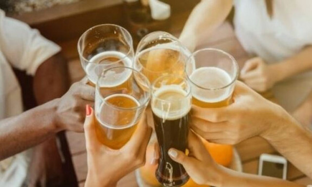 Το κόλπο του καλοκαιριού: Πώς θα παγώσεις την μπύρα σου σε λιγότερο από 10 λεπτά