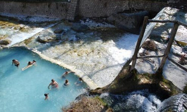 Τραγωδία στα Λουτρά Πόζαρ: 50χρονος κατέρρευσε και πέθανε σε πισίνα
