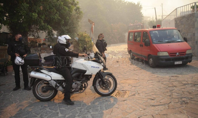 Φωτιά στη Ρόδο: Στο νοσοκομείο ένας αστυνομικός και ένας πυροσβέστης