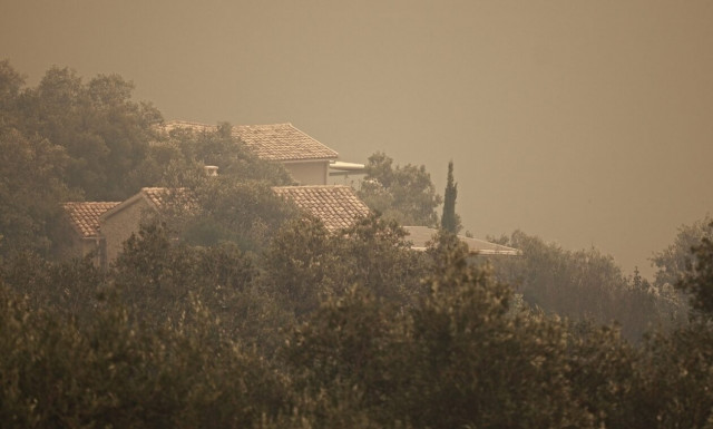 Φωτιά στην Κέρκυρα: Νέο μήνυμα του «112» για εκκένωση των περιοχών Καλαμάκι και Απραός