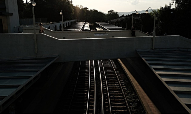 Πτώση ανθρώπου στις γραμμές του ηλεκτρικού στην Καλλιθέα – Από Κηφισιά μέχρι Θησείο τα δρομολόγια