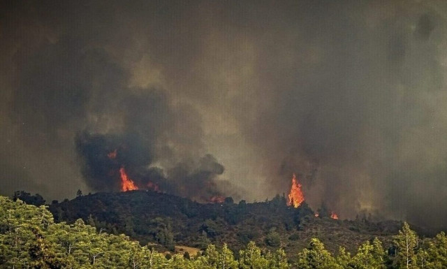 Φωτιά στη Ρόδο: Εντολή εκκένωσης στο Γεννάδι