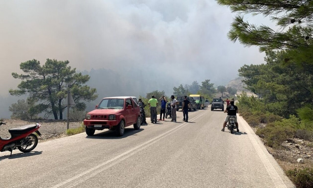 Φωτιά στην Κέρκυρα: Φούντωσε ξανά το μέτωπο - Έφτασε κοντά στο χωριό Λούτσες