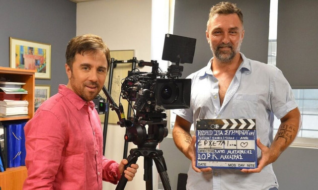 «Στα Σύρματα»: Στα γυρίσματα της νέας ξεκαρδιστικής κωμωδίας της ΕΡΤ