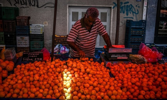 Καύσωνας: Πήραν... φωτιές οι λαϊκές αγορές – 70 βαθμοί κάτω από την τέντα (vid)