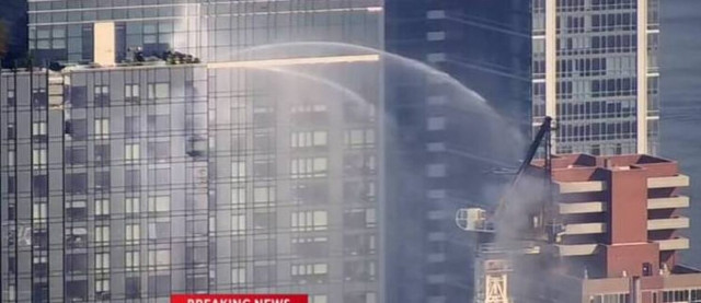 Νέα Υόρκη: Γερανός έπιασε φωτιά στο Μανχάταν - Δύο τραυματίες, δείτε εικόνες