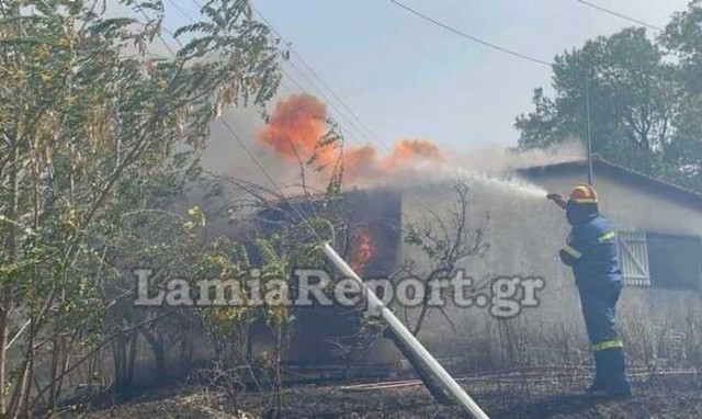 Φωτιά τώρα στη Λαμία: Κάηκε αποθήκη στον Αφανό – Βίντεο