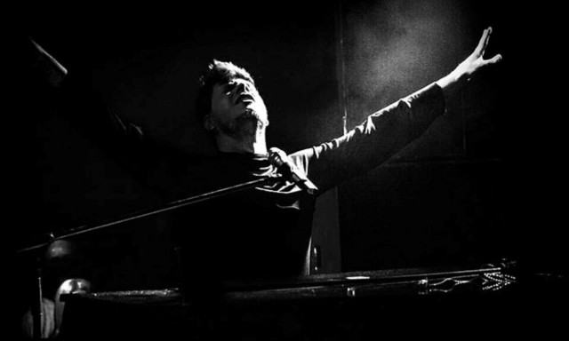 «Never Alone»: Ο Γιάννης Χριστοδουλόπουλος πειράζει το «Άνθρωποι Μονάχοι» της Μοσχολιού