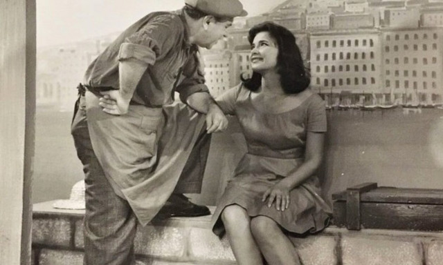 Πίσω από την ιστορική φωτογραφία της Τζένης Καρέζη και του Κώστα Μουσούρη