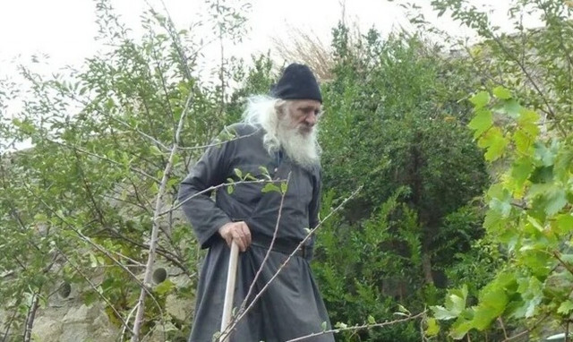 Πέθανε ο Προηγούμενος της Μονής Λογγοβάρδας Γέροντας Ιερόθεος (vid)