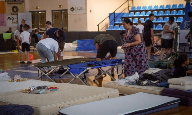 Φωτιά στη Ρόδο: «Παραδέχομαι τους Έλληνες», λέει Γερμανός τουρίστες