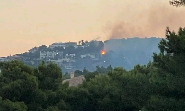 Φωτιά τώρα στην Κηφισιά: Οι πρώτες εικόνες από τη μάχη της Πυροσβεστικής