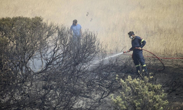 Φωτιά στη Ρόδο: Μήνυμα του «112» – Αίρειται ο κίνδυνος για τρεις οικισμούς
