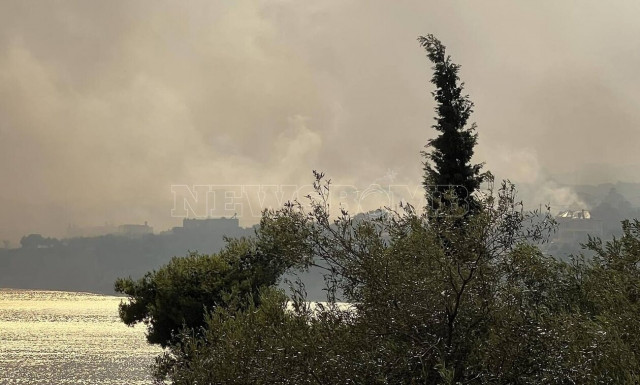 Νέα Αγχίαλος: Απεγκλωβίζονται πολίτες δια θαλάσσης, με πλωτά του Λιμενικού και ιδιωτικά σκάφη