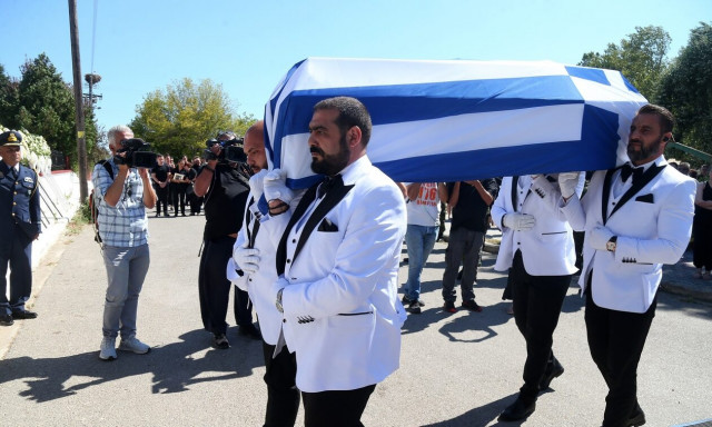 Ράγισαν καρδιές στο τελευταίο αντίο του Περικλή Στεφανίδη - Τραγικές φιγούρες οι γονείς του