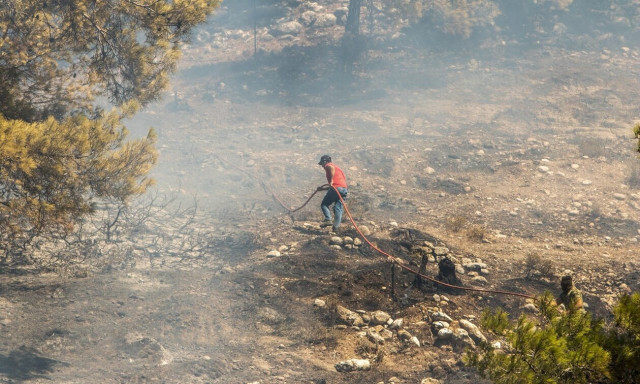 Ρόδος: Μάχη με τις αναζωπυρώσεις εξακολουθούν να δίνουν πυροσβέστες και εθελοντές