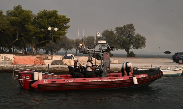 Φωτιά Μαγνησία: Σε πλήρη εξέλιξη εκκένωση πολιτών από το λιμάνι της Νέας Αγχιάλου   