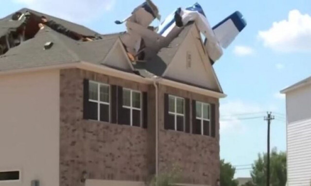 ΗΠΑ: Αεροπλάνο έχασε ύψος και έπεσε σε οροφή σπιτιού