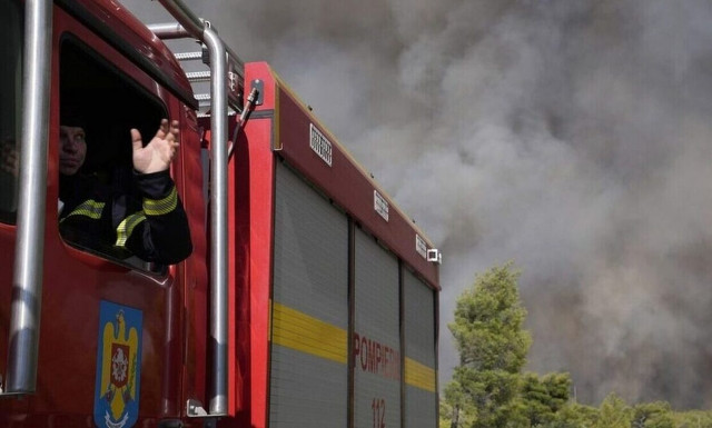 Φωτιά τώρα στη Θεσσαλονίκη: Στις φλόγες τυλίχθηκε εταιρεία ανακύκλωσης στο Ωραιόκαστρο