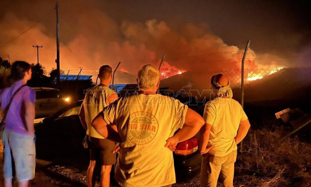 Φωτιά τώρα: Ολονύχτιες μάχες σε διάφορες περιοχές της χώρας
