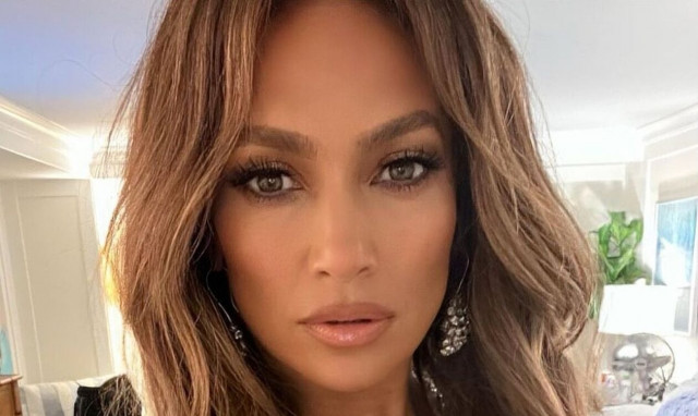 Τζένιφερ Λόπεζ: Γιόρτασε τα 54α γενέθλιά της χορεύοντας πάνω στο τραπέζι