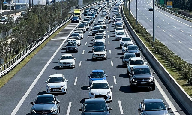 Κίνηση τώρα: Μεγάλο μποτιλιάρισμα στην Αττική Οδό λόγω τροχαίου