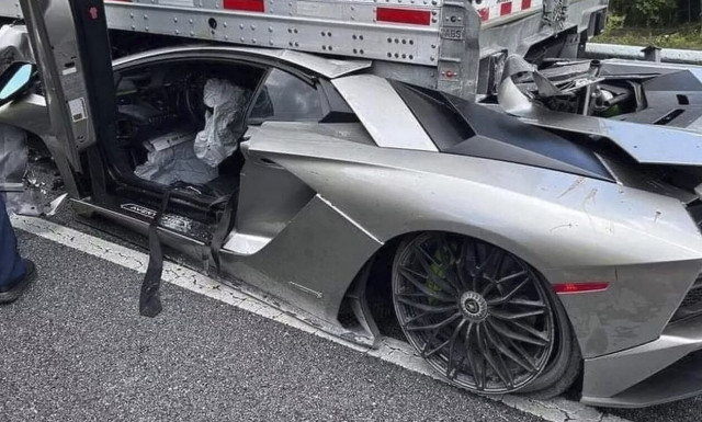 Μία Lamborghini Aventador καρφώθηκε κάτω από νταλίκα!