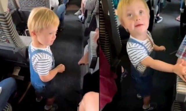 Νήπιο με σύνδρομο Down χαιρετά προσωπικά κάθε επιβάτη πριν κατέβει από το τρένο και το χαμόγελο του