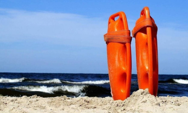 Κρήτη: Τουρίστριες κινδύνεψαν να πνιγούν - Καρε καρέ η διάσωσή τους από ναυαγοσώστη