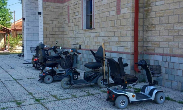 Τρίτροχα για ηλικιωμένες κυρίες και «κοπελιές» στη σκηνή, για χάρη της «ασημένιας οικονομίας»