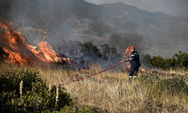 Υπό μερικό έλεγχο η φωτιά στον Ασπρόπυργο