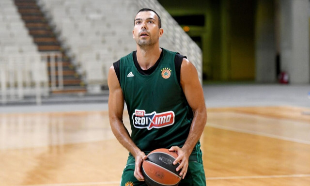 Υπόκλιση Κώστα Σλούκα σε Εθνική πόλο και Θοδωρή Βλάχο