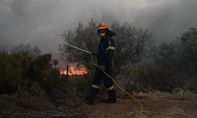 Φωτιά στον Ασπρόπυργο - Σηκώθηκαν εναέρια πυροσβεστικά μέσα