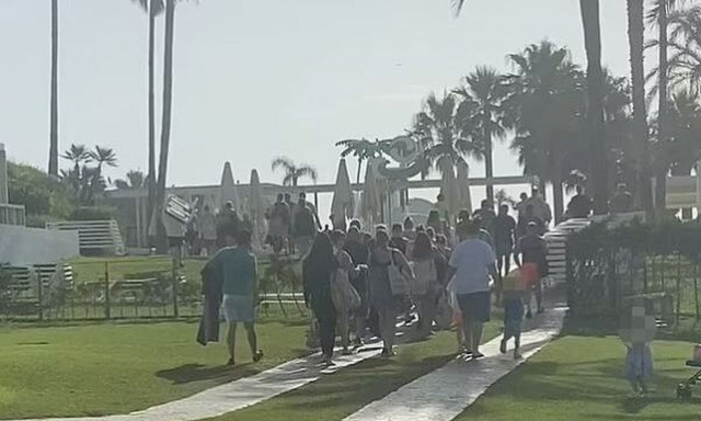 Κανάρια Νησιά: «Σφάζονται» οι τουρίστες για μία ξαπλώστρα - Η ουρά ξεκινάει από τις 5.30 τα χαράματα