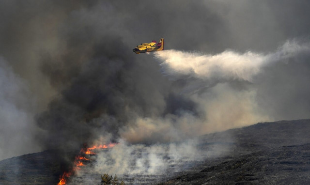 Πώς προετοιμάζονται οι πιλότοι Canadair για τις μάχες με τις φωτιές