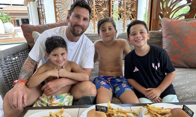 Καλοπερνάει ο Μέσι στο Μαϊάμι: Μπέργκερ, πισίνα και χαλάρωση