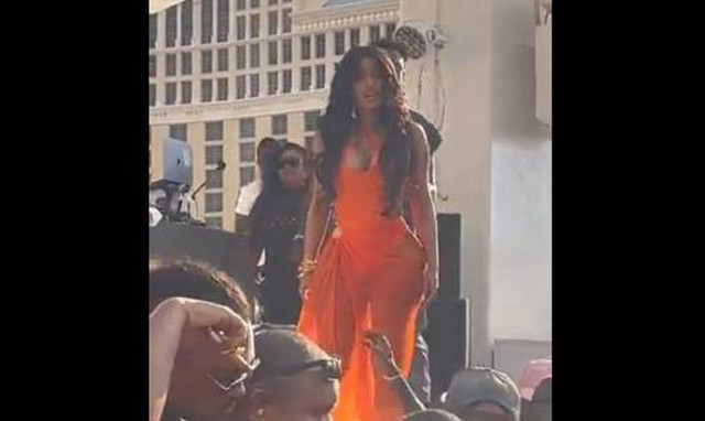 Cardi B: Θεατής σε συναυλία της πετάει το ποτό και εκείνη τον χτυπάει με το μικρόφωνο (vid)