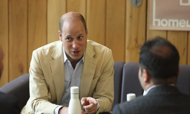 Ο Πρίγκιπας Ουίλιαμ σε ρόλο... σερβιτόρου - Μοίρασε μπέργκερ από καντίνα - «Έφτασε!»