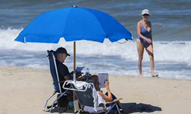 ΗΠΑ: Καλοκαιρινές βουτιές για το ζεύγος Μπάιντεν - Χαλαρός, χωρίς μπλούζα ο Αμερικανός πρόεδρος