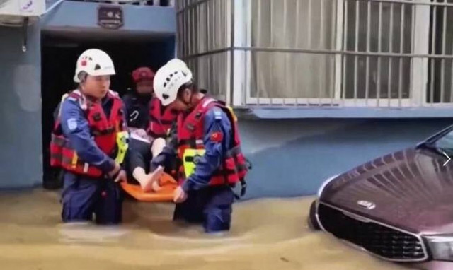 Κίνα: Τουλάχιστον δύο νεκροί από τις σφοδρές βροχοπτώσεις που πλήττουν το Πεκίνο