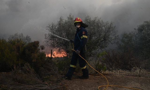 Κοζάνη: Φωτιά πάνω από τον Ι.Ν. Αγίου Νικάνορα