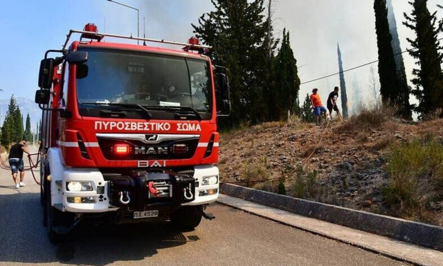 Φωτιά στην Κηφισιά: Καίγονται οικοπεδικοί χώροι σε εγκαταλελειμμένο ξενοδοχείο