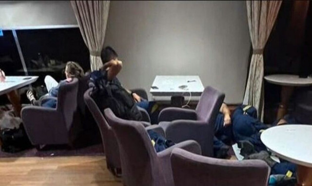 Εικόνες ντροπής: Πυροσβέστες κοιμούνται στο κατάστρωμα επιστρέφοντας από τις φωτιές στη Ρόδο