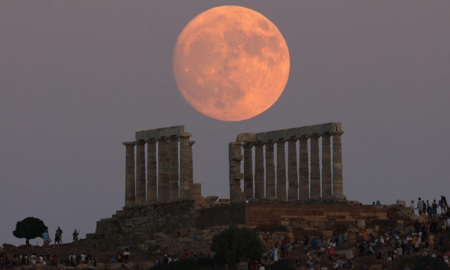 Πανσέληνος Αυγούστου: Μαγευτικές εικόνες από το φεγγάρι του Οξύρρυγχου
