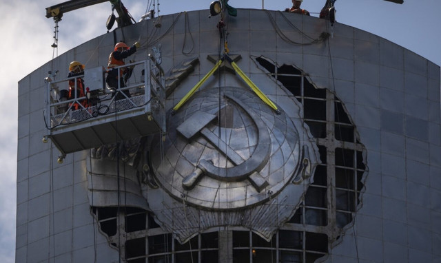 Ουκρανία: Ξηλώθηκε το σφυροδρέπανο από το μνημείο της Μητέρας Πατρίδας στο Κίεβο