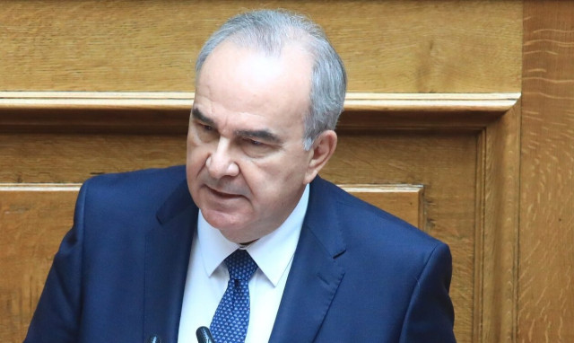 Παπαθανάσης: Υπέγραψε τη συμφωνία για την επανεκκίνηση του Ταμείου Ρευστότητας για τις επιχειρήσεις