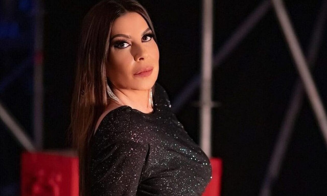 Η Άντζελα Δημητρίου αγκαλιά με τη νεογέννητη εγγονή της