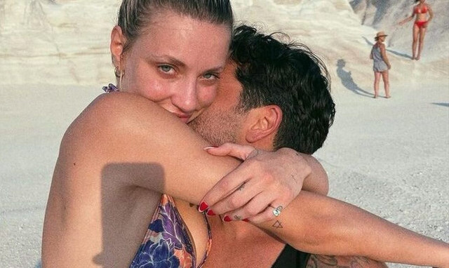 Χρήστος Μάστορας – Γαρυφαλλιά Καληφώνη: Διακοπές στην Ελούντα