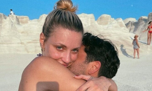 Γαρυφαλλιά Καληφώνη: Η τρυφερή αγκαλιά με τον Χρήστο Μάστορα στην Ελούντα